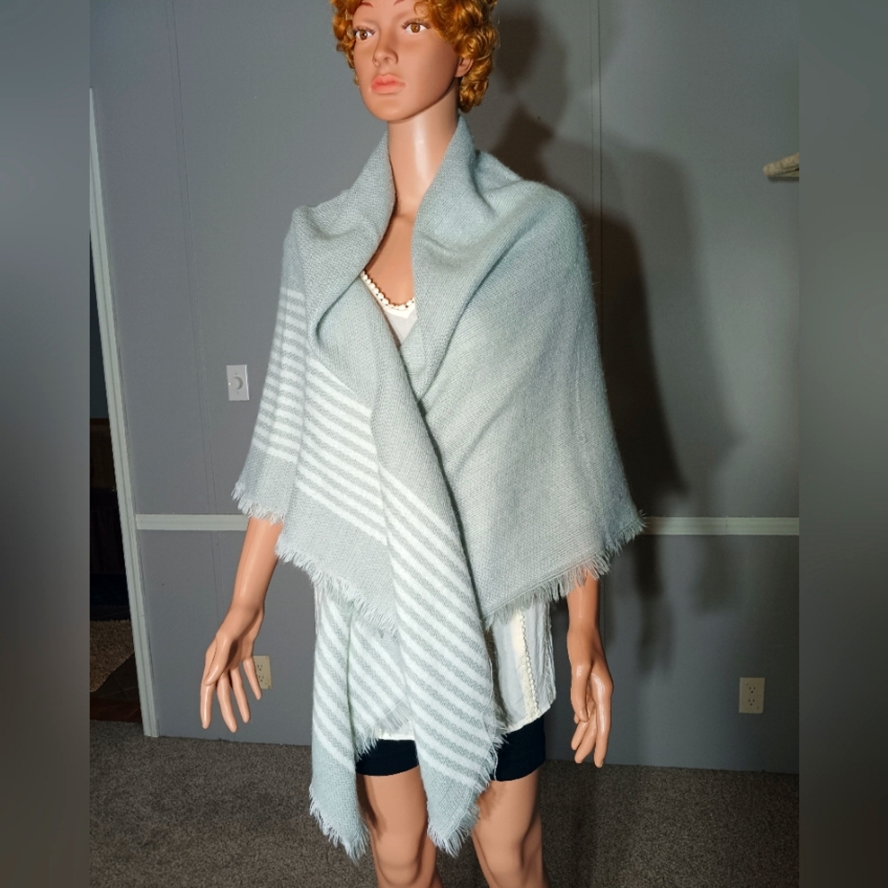Gray and white fringed shawl.
